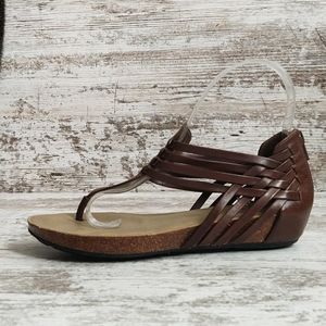 ⚁Me Too Brown Leather Strappy Sandal